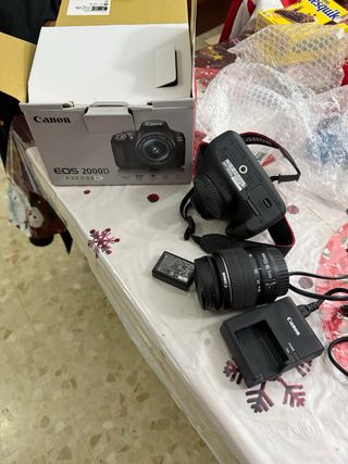 Fotocamera Canon EOS 2000D + Obiettivo