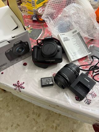 Fotocamera Canon EOS 2000D + Obiettivo