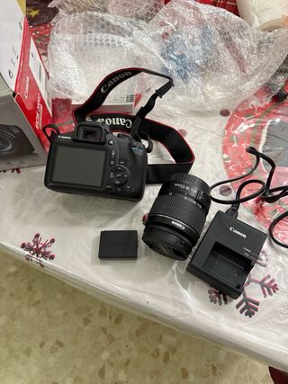 Fotocamera Canon EOS 2000D + Obiettivo