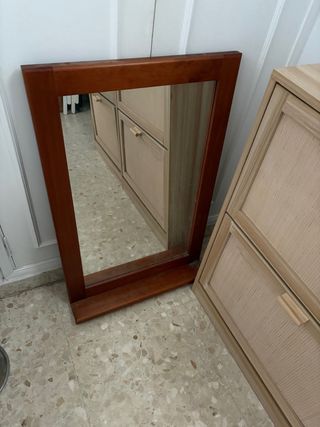 Espejo de madera marrón