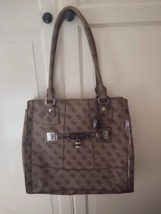 Borsa Guess monogram grande a spalla sul marrone