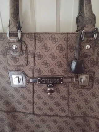 Borsa Guess monogram grande a spalla sul marrone