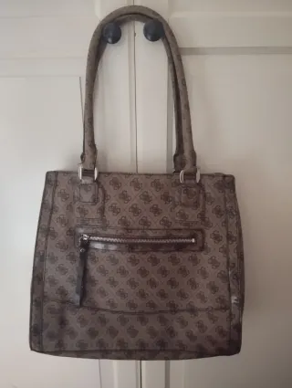 Borsa Guess monogram grande a spalla sul marrone