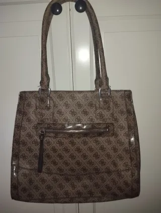 Borsa Guess monogram grande a spalla sul marrone