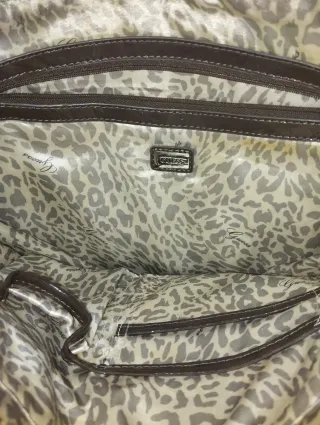 Borsa Guess monogram grande a spalla sul marrone