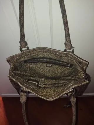 Borsa Guess monogram grande a spalla sul marrone