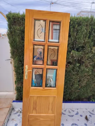 Puerta madera maciza con cristales