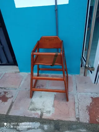 Trona de madera para bebé