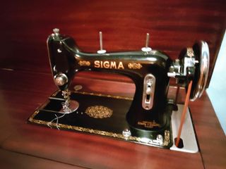 Maquina antigua de coser Sigma con mueble