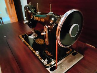Maquina antigua de coser Sigma con mueble