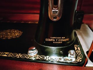 Maquina antigua de coser Sigma con mueble