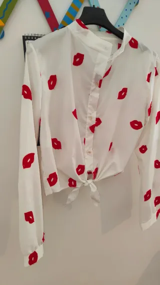 Camicia bianca con stampa baci rossi