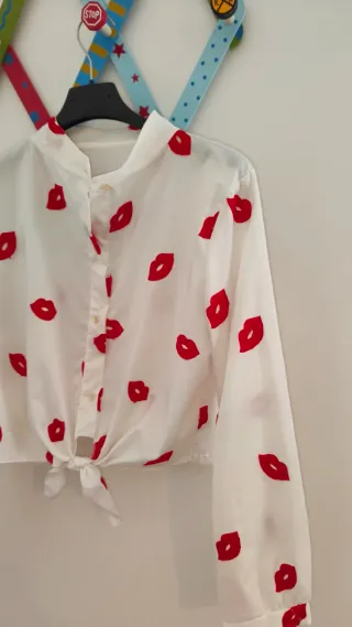 Camicia bianca con stampa baci rossi