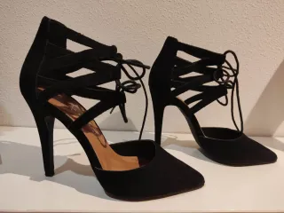 Zapatos de tacón negros con cordones
