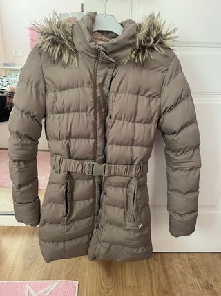 Abrigo plumífero color topo