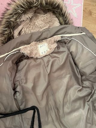 Abrigo plumífero color topo