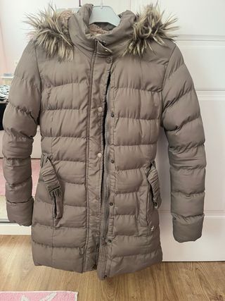 Abrigo plumífero color topo