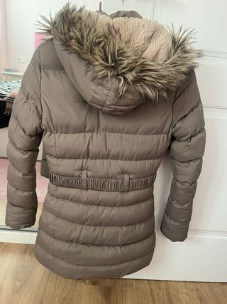 Abrigo plumífero color topo