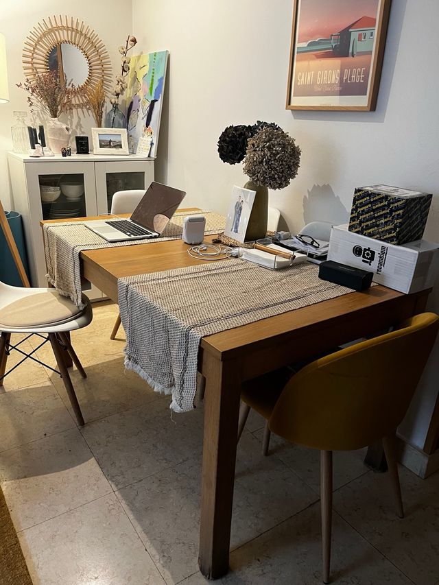 Mesa de comedor de madera