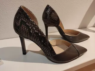Zapatos de tacón piel serpiente y charol