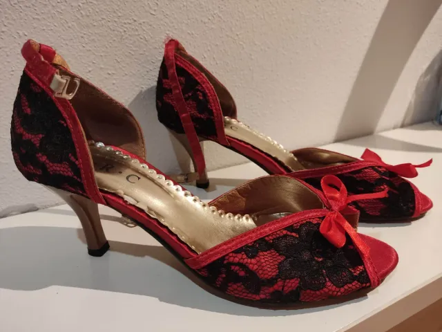 Zapatos de tacón rojos y negros