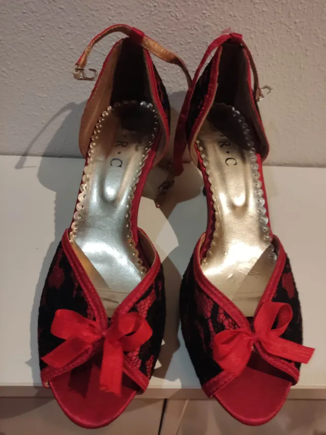 Zapatos de tacón rojos y negros