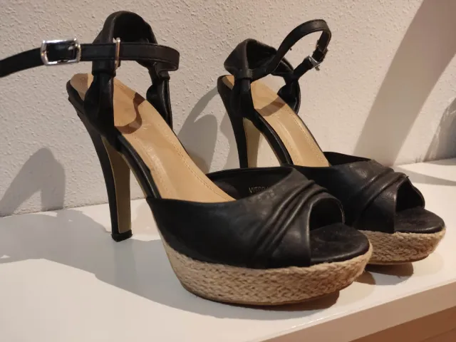 Sandalias de tacón negras con plataforma