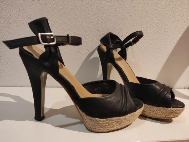 Sandalias de tacón negras con plataforma