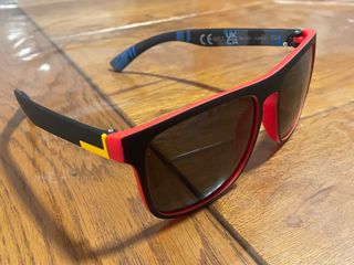 Gafas de sol hombre negras y rojas