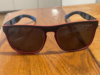 Gafas de sol hombre negras y rojas