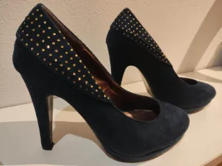 Zapatos de tacón azul con detalles dorados