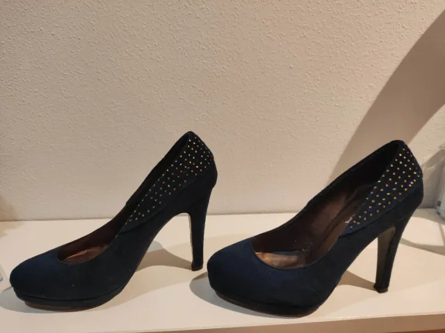 Zapatos de tacón azul con detalles dorados