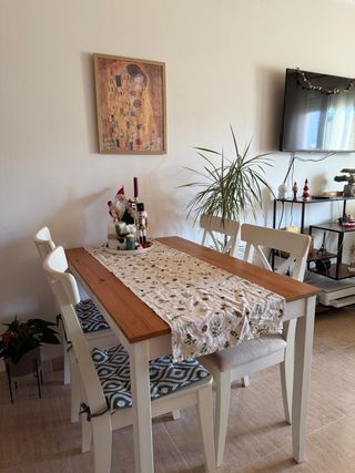 Mesa de comedor de madera