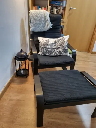 Butaca negra con reposapiés incluido