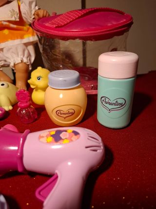 Muñeco con accesorios de baño