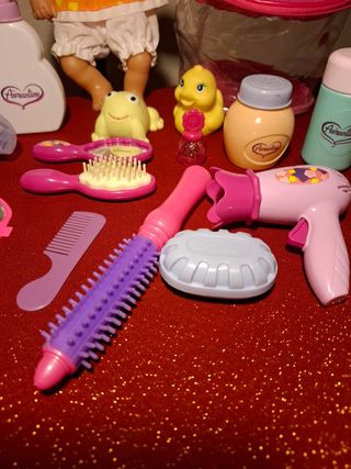 Muñeco con accesorios de baño