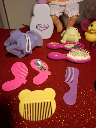 Muñeco con accesorios de baño