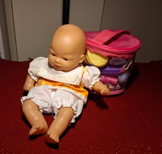 Muñeco con accesorios de baño