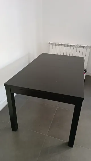 Mesa de comedor de madera negra