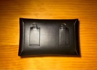 Estuche para gafas de cuero negro.