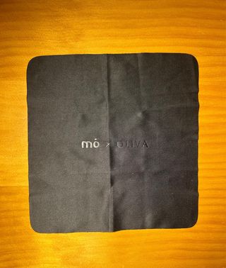 Estuche para gafas de cuero negro.