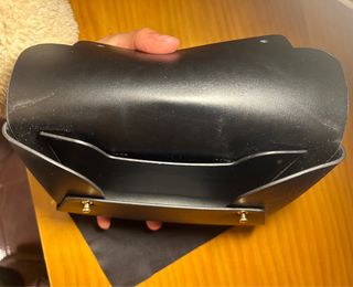 Estuche para gafas de cuero negro.