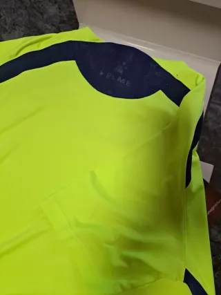 Camiseta deportiva Kelme verde y azul