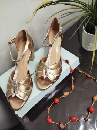 Sandalias fiesta doradas y plateadas