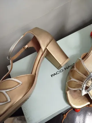 Sandalias fiesta doradas y plateadas