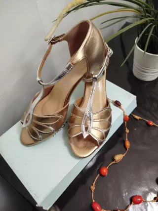 Sandalias fiesta doradas y plateadas