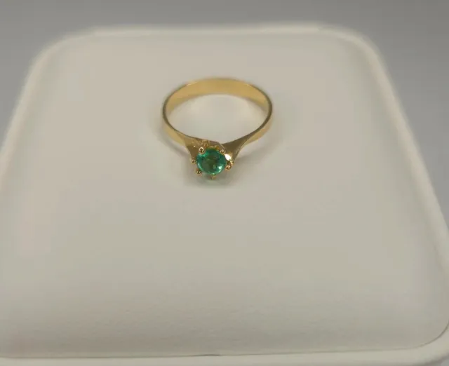 Anello in oro con smeraldo