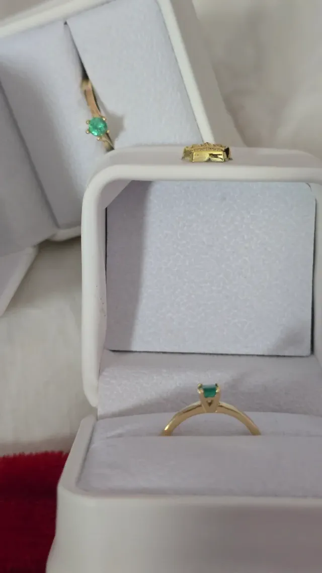 Anello in oro con smeraldo