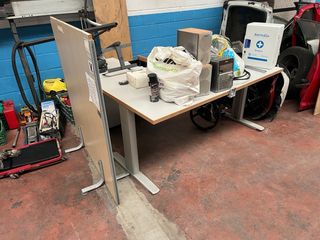 Mesa de oficina L con cajoneras