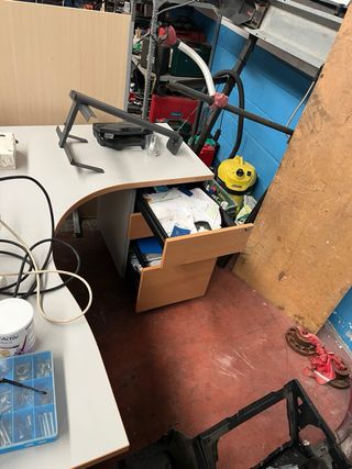 Mesa de oficina L con cajoneras